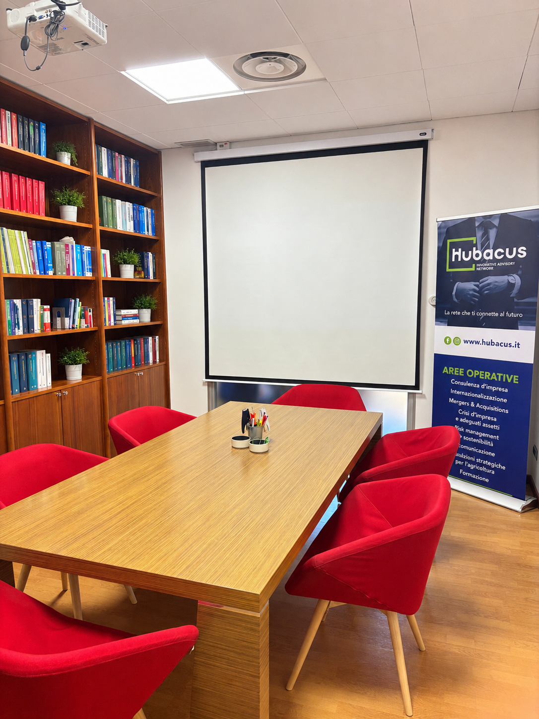 Piccolo team al lavoro insieme attorno a un computer durante una sessione di consulenza
